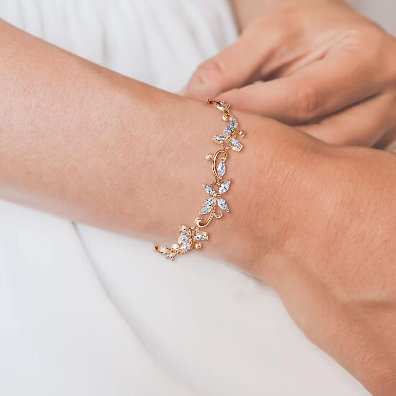 Thumbnail 3 de Parure bijoux de mariage Clearine en zircon cubique (3 pièces) : collier, boucles d’oreilles et bracelet