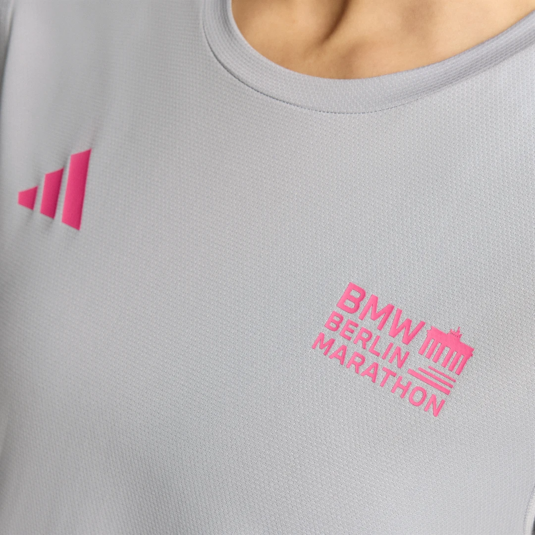 Detalle 2 de Camiseta meta BMW Berlin-Marathon 2025 de Adidas