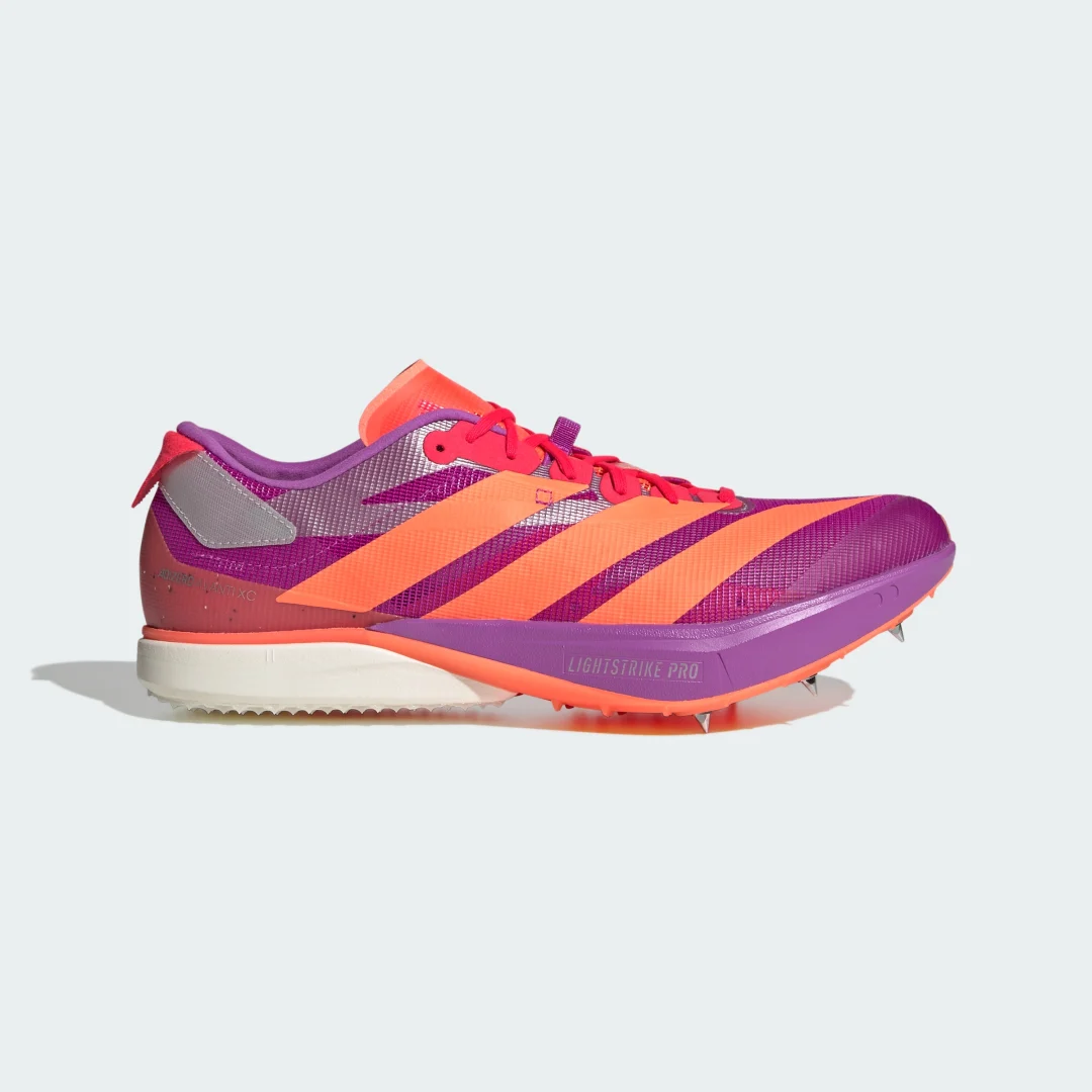 Detalle de Zapatilla Avanti XC de Adidas: violeta para entrenar con estilo y comodidad