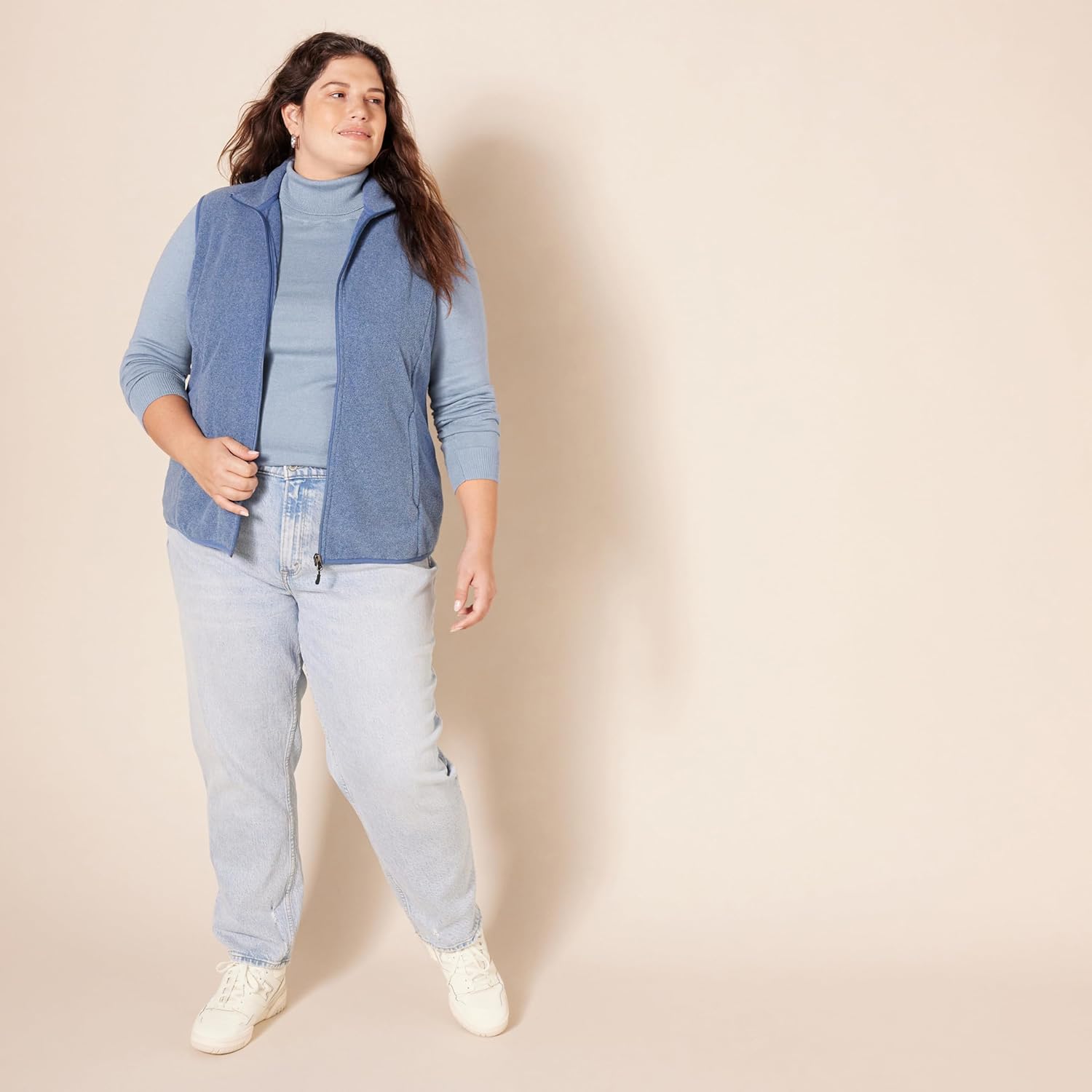Thumbnail 6 de Amazon Essentials Damen leichter Rollkragenpullover mit langem Arm (klassischer Schnitt, auch in Übergröße)
