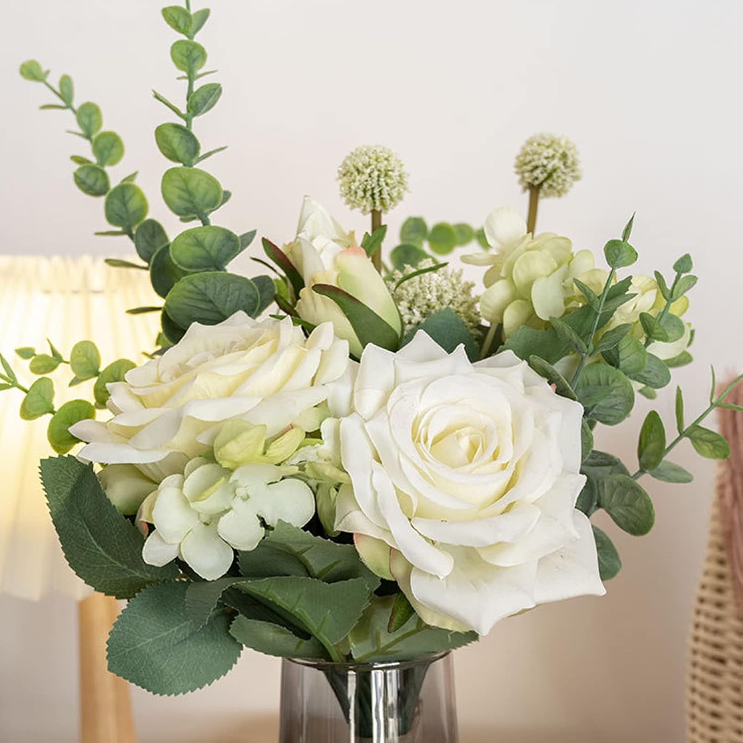 Detalle de YELIKIT YKAM9551 kunstboeket met witte rozen, hyacinten en hortensia’s