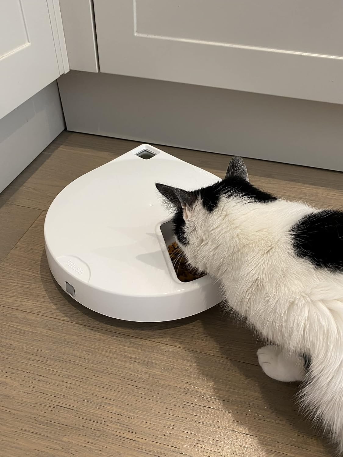 Detalle de Closer Pets C500 automatische voerautomaat met 5 vakken, RVS kommen en koelelementen