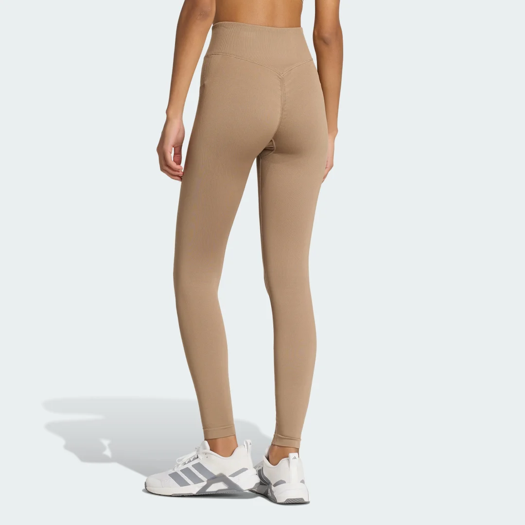 Detalle de Adidas Mallas Workout Essentials Knit Scrunch 7/8 en Marrón