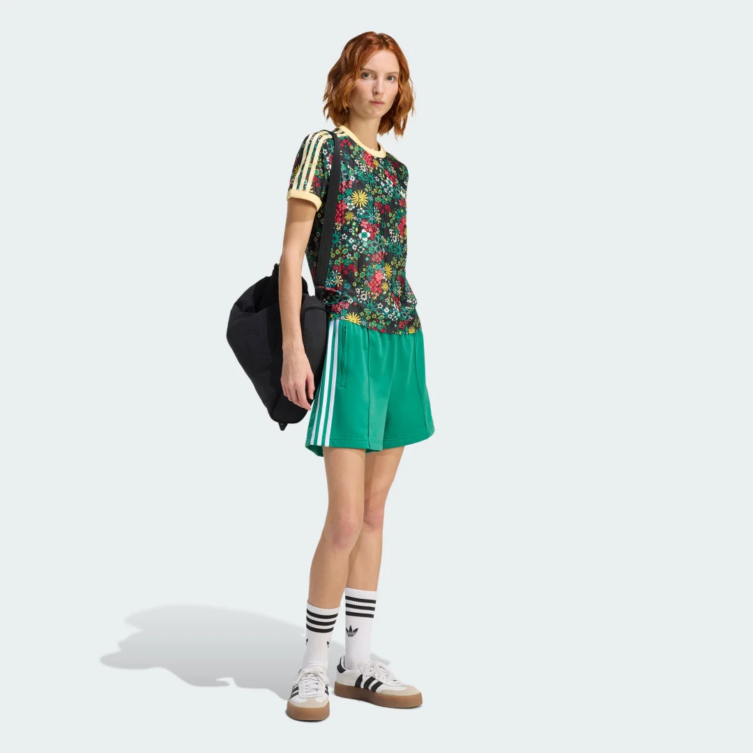 Detalle de Camiseta Adidas Originals x Liberty London 3 Stripes – Negro