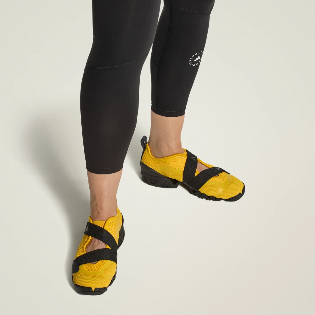 Detalle de Zapatilla adidas by Stella McCartney Sportswear X en amarillo