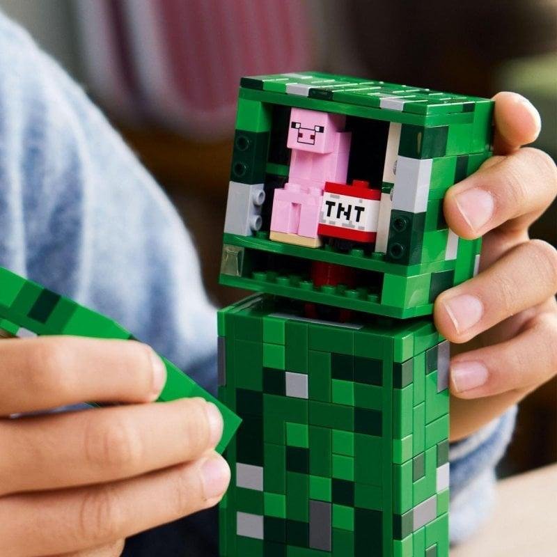 Detalle de LEGO Minecraft Creeper 21276: figura articulada de 21 cm con dinamita oculta