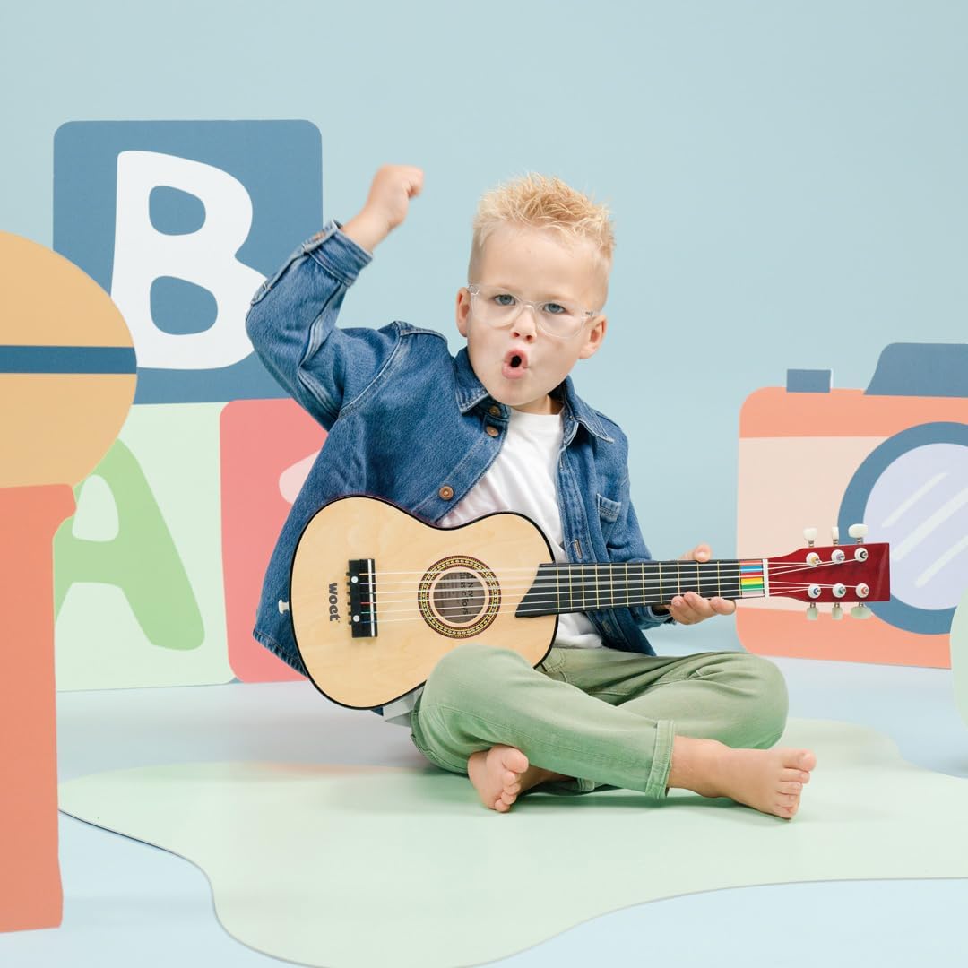 Detalle 2 de New Classic Toys 10304 – drewniana gitara-zabawka dla dzieci od 3 lat