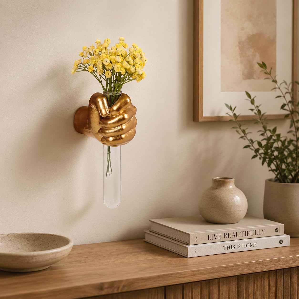 Thumbnail 6 de XYQXYQ gouden wandsculptuur in handvorm met reageerbuisvaas