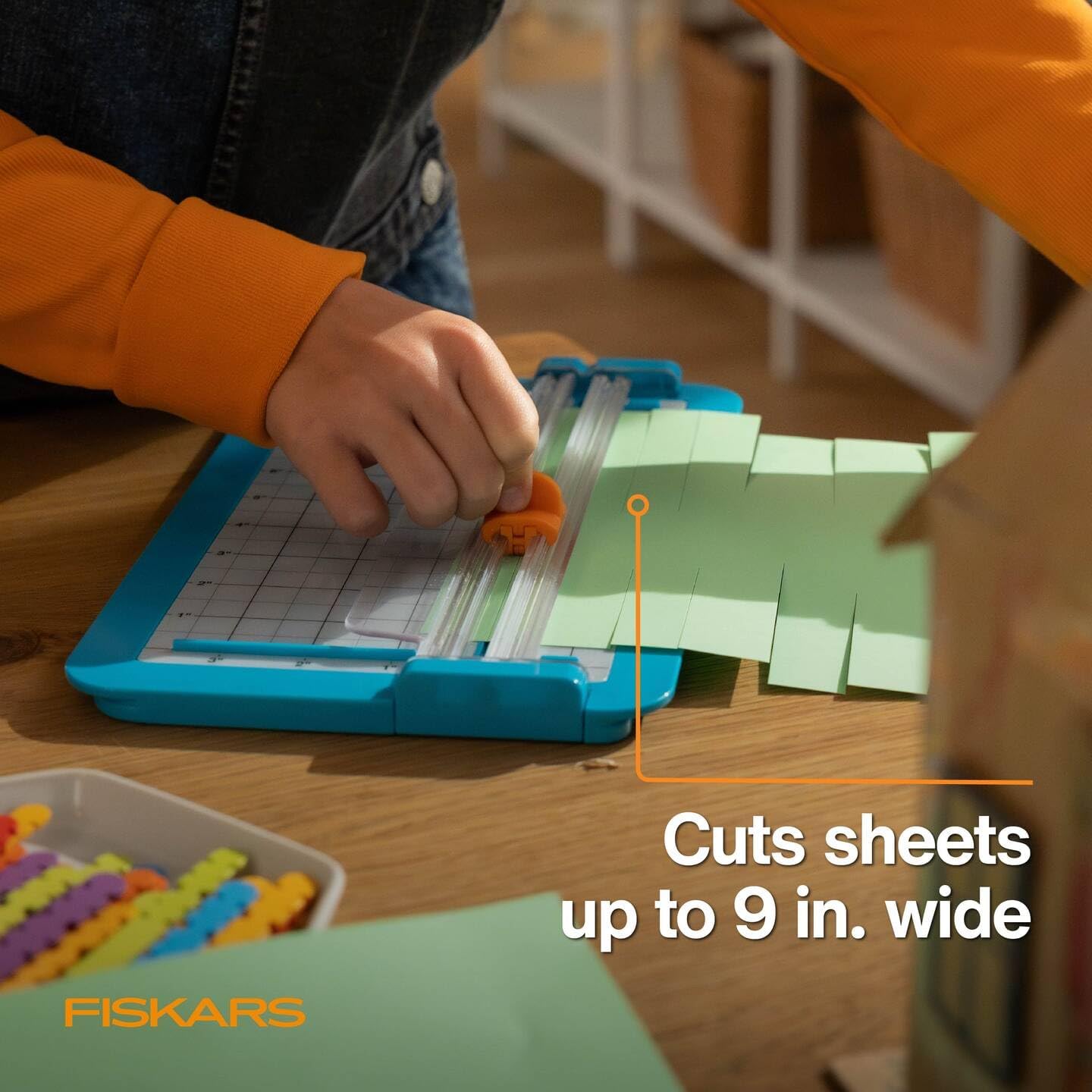 Detalle 2 de Fiskars Papierschneider für Kinder ab 6 Jahren – sichere Klinge, gerader Schnitt, 29,2 x 17,8 cm
