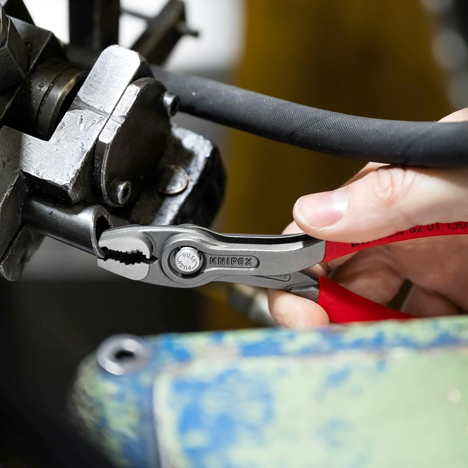 Detalle de KNIPEX 8201-150SB ツイングリッププライヤー 3段階調整・前後つかみ・樹脂コーティングハンドル