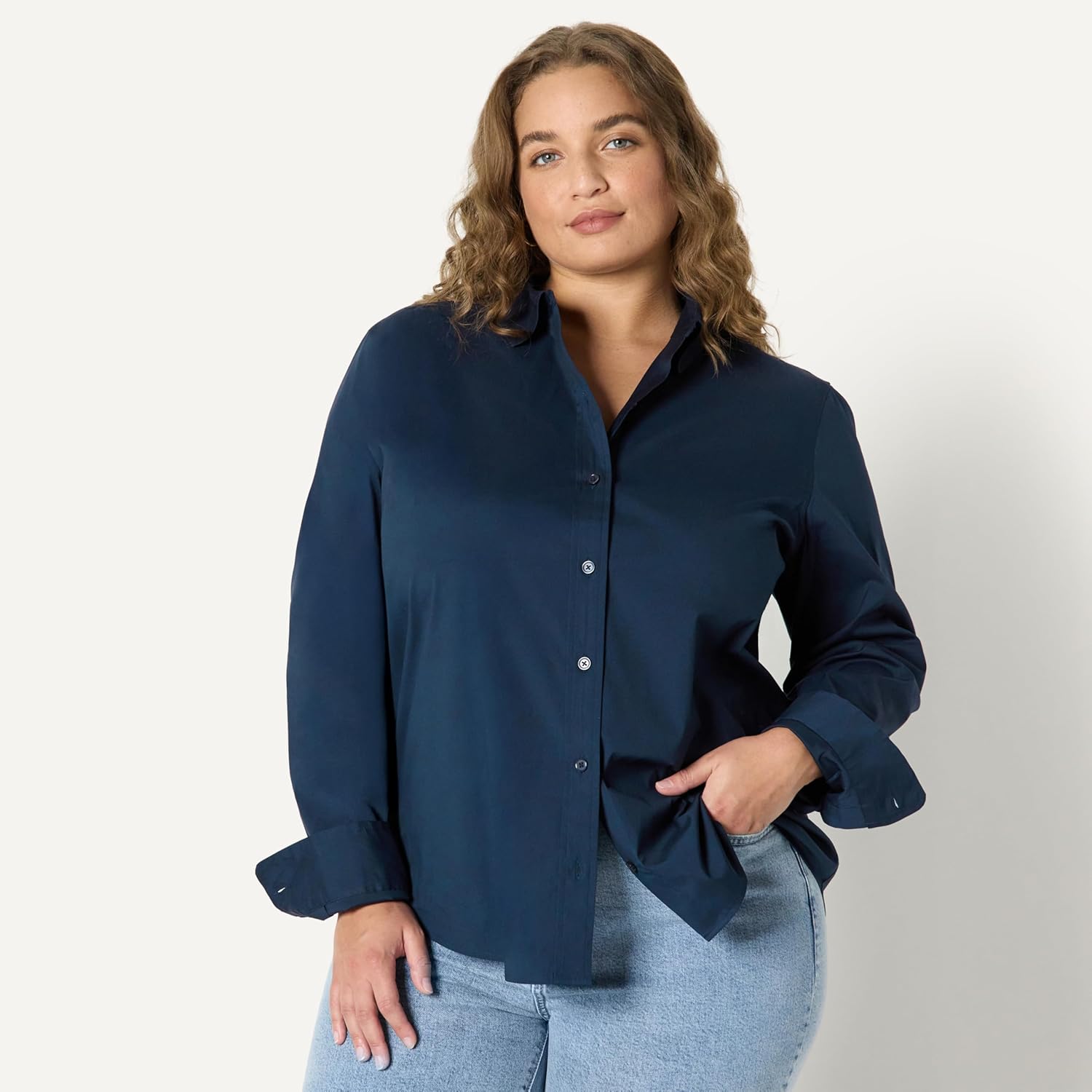 Thumbnail 5 de Amazon Essentials Women’s Regular-Fit Stretch Poplin Button-Up Dress Shirt