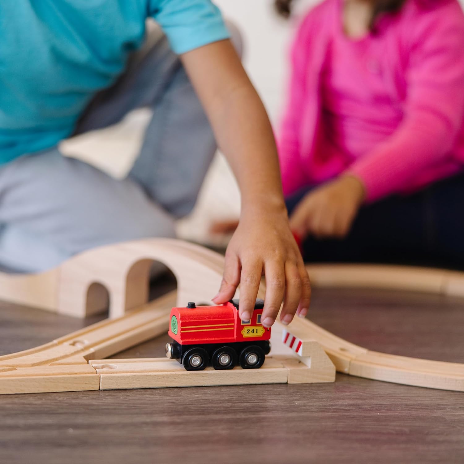 Detalle 2 de Melissa & Doug Classic Wooden Figure Eight Train Set (22 pcs)