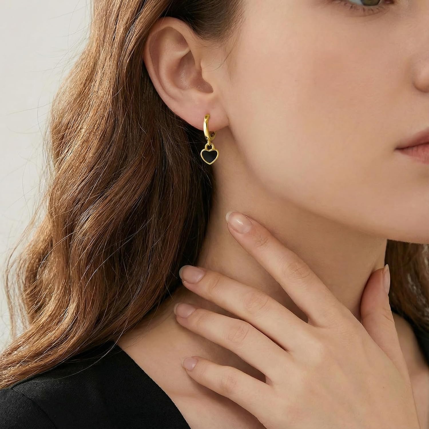 Detalle de SLUYNZ Sterling Silver Black Heart Hoop Earrings – 925 Silver, Hypoallergenic, Gift-Ready
