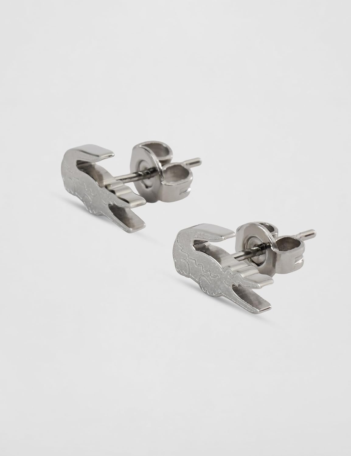 Detalle 2 de Lacoste Ohrstecker aus der CROCODILE Kollektion – Edelstahl, Krokodillogo, verfügbar in Silber, Gelbgold oder Roségold