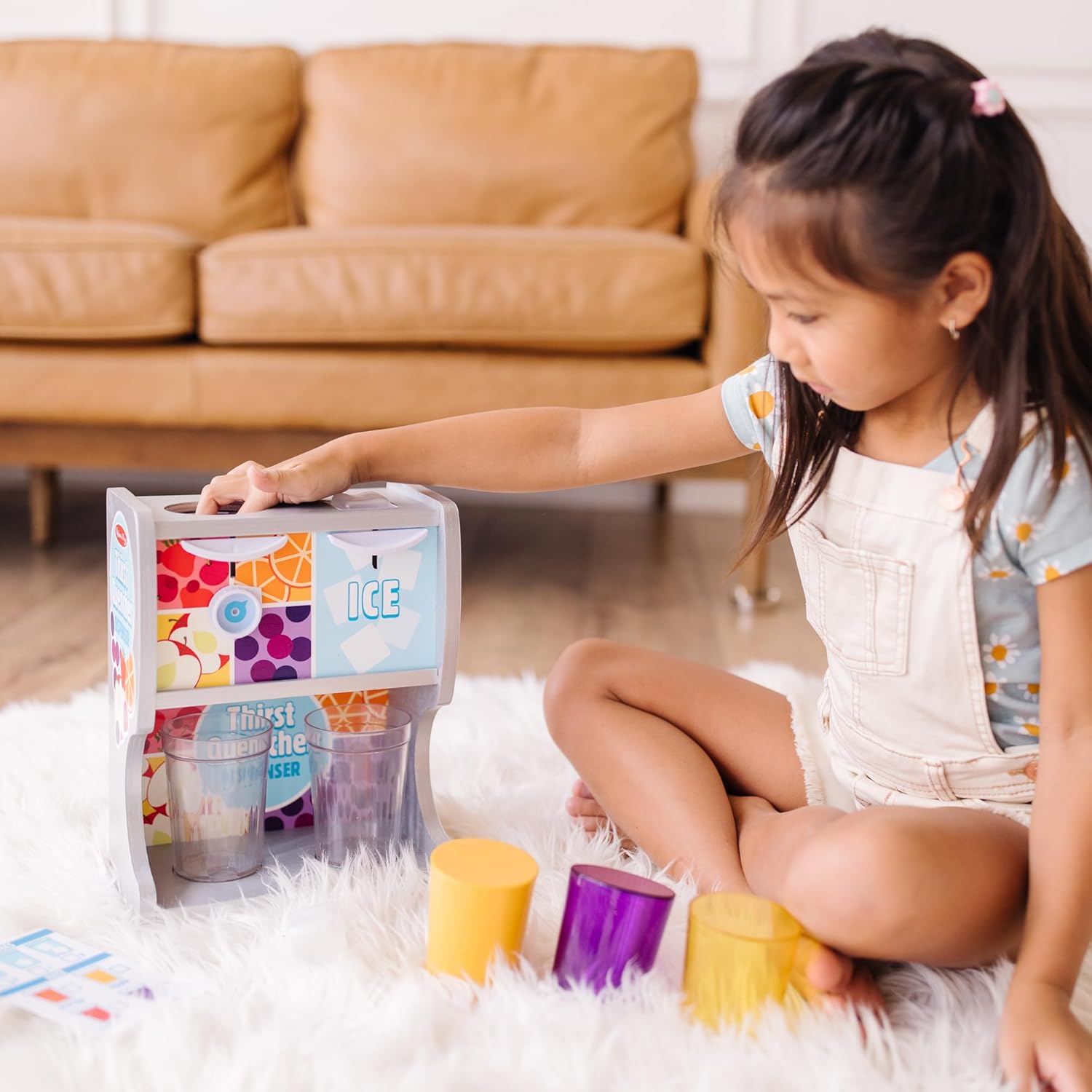 Detalle 2 de Melissa & Doug Thirst Quencher Wooden Drink Dispenser with Juice Inserts, Ice Cubes & Play Kitchen Accessories