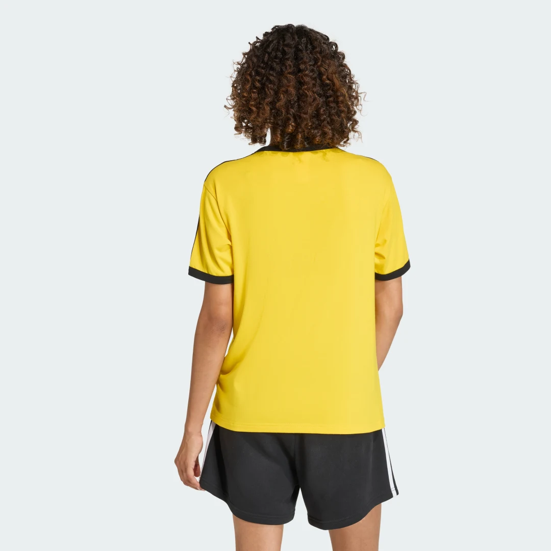 Detalle 2 de Camiseta Linear de Adidas – Amarillo: comodidad diaria y estilo sobrio