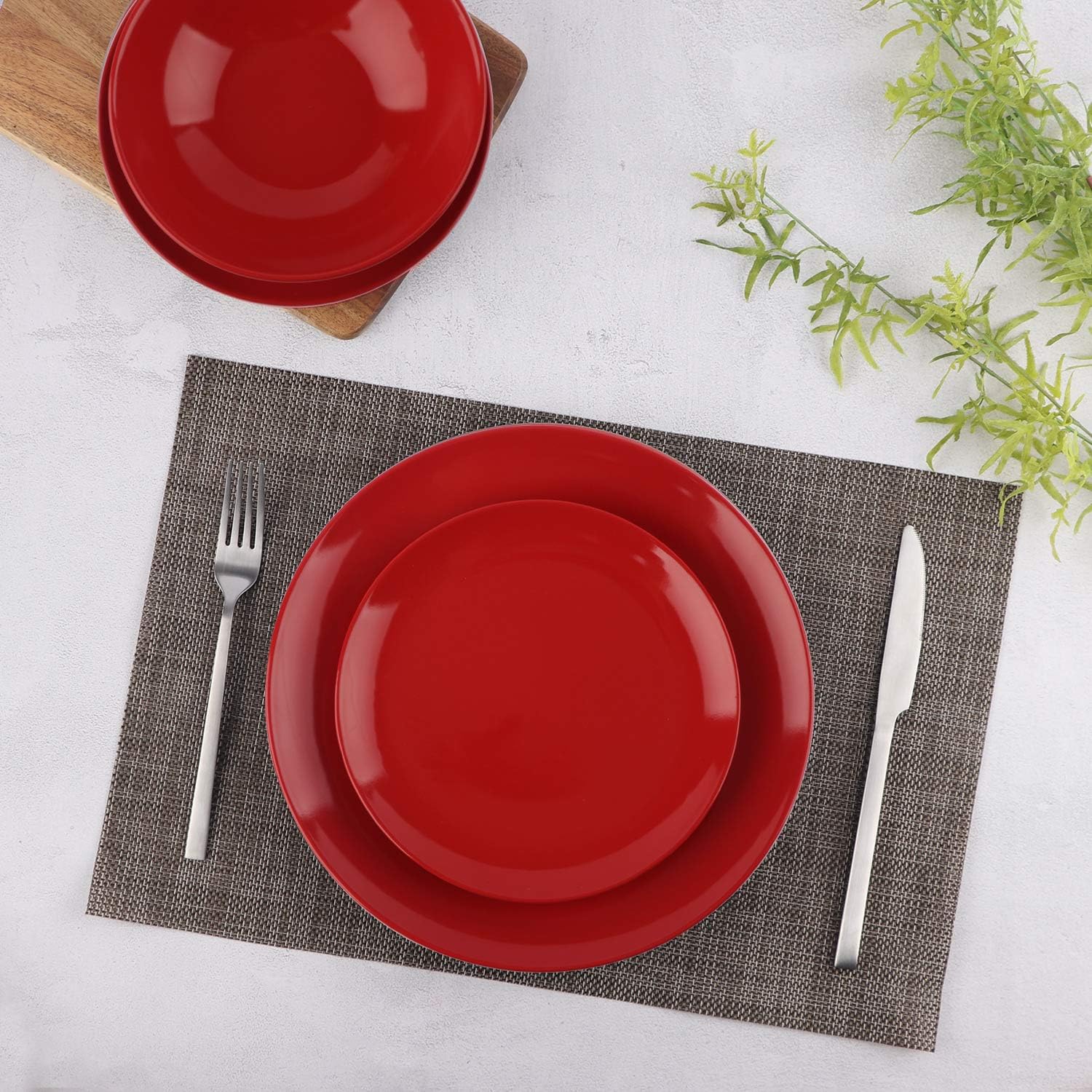 Detalle de Amazon Basics 18-Piece Stoneware Dinnerware Set – Fire Engine Red (Service for 6)