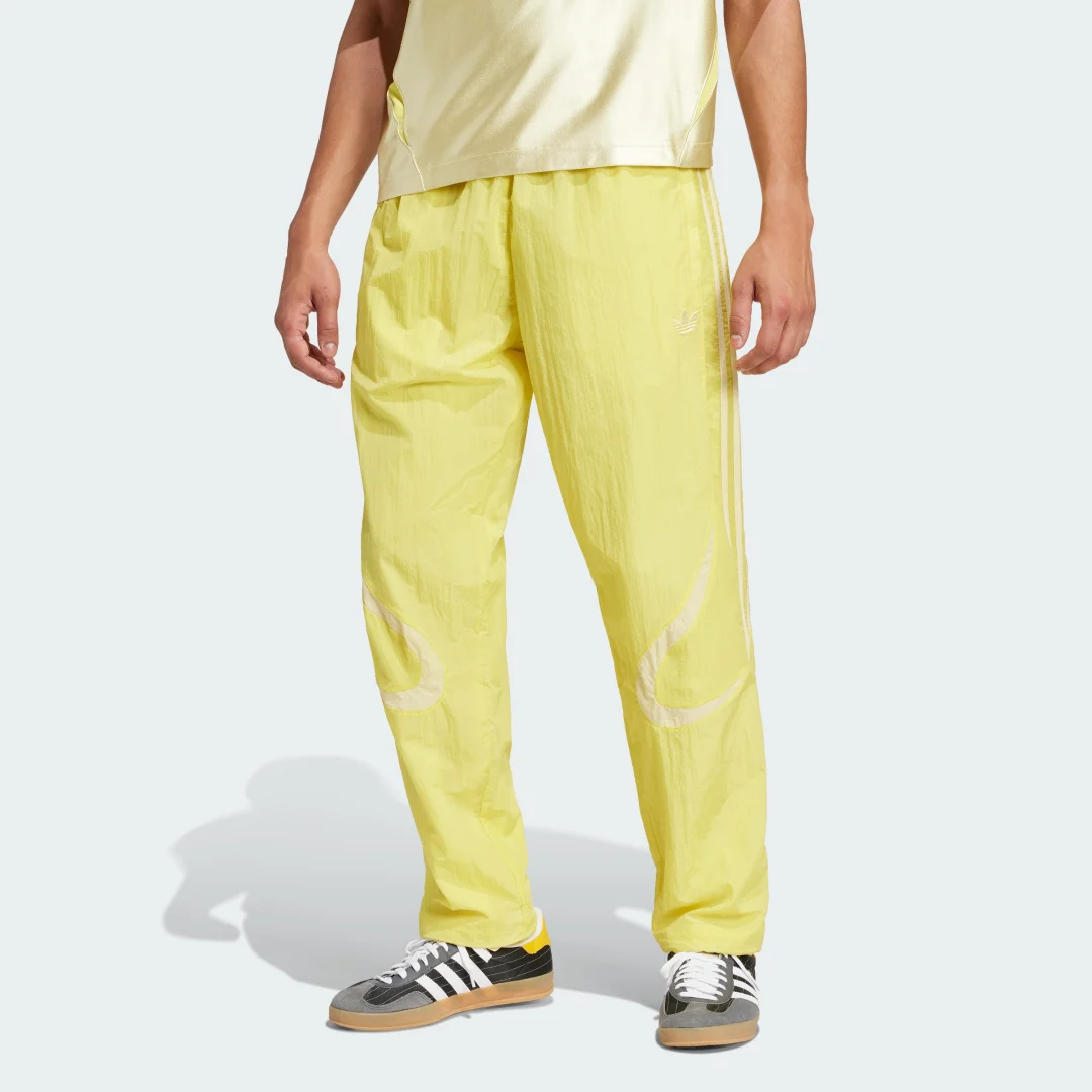 Imagen de Pantalón Adicolor 2000s Woven de Adidas: evolución urbana en amarillo en OfertitasTOP