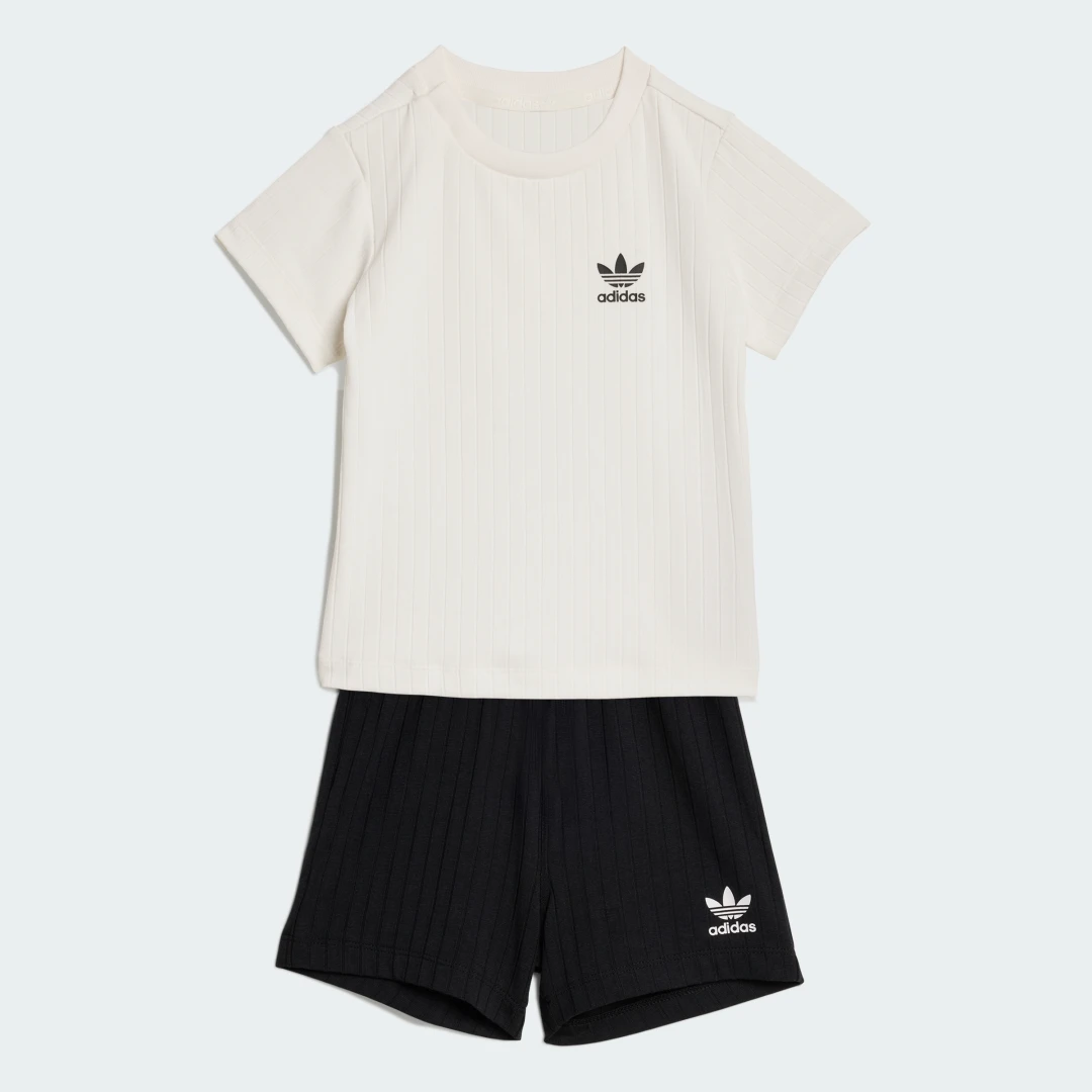 Detalle de Conjunto Adidas de canalé ancho Regular: camiseta y pantalón corto en negro