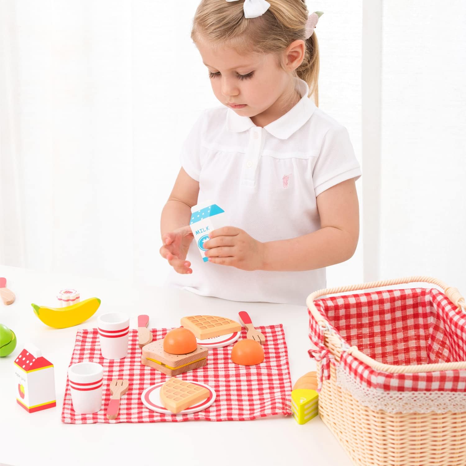 Detalle de New Classic Toys 10590 – drewniany zestaw piknikowy do krojenia, 27 części