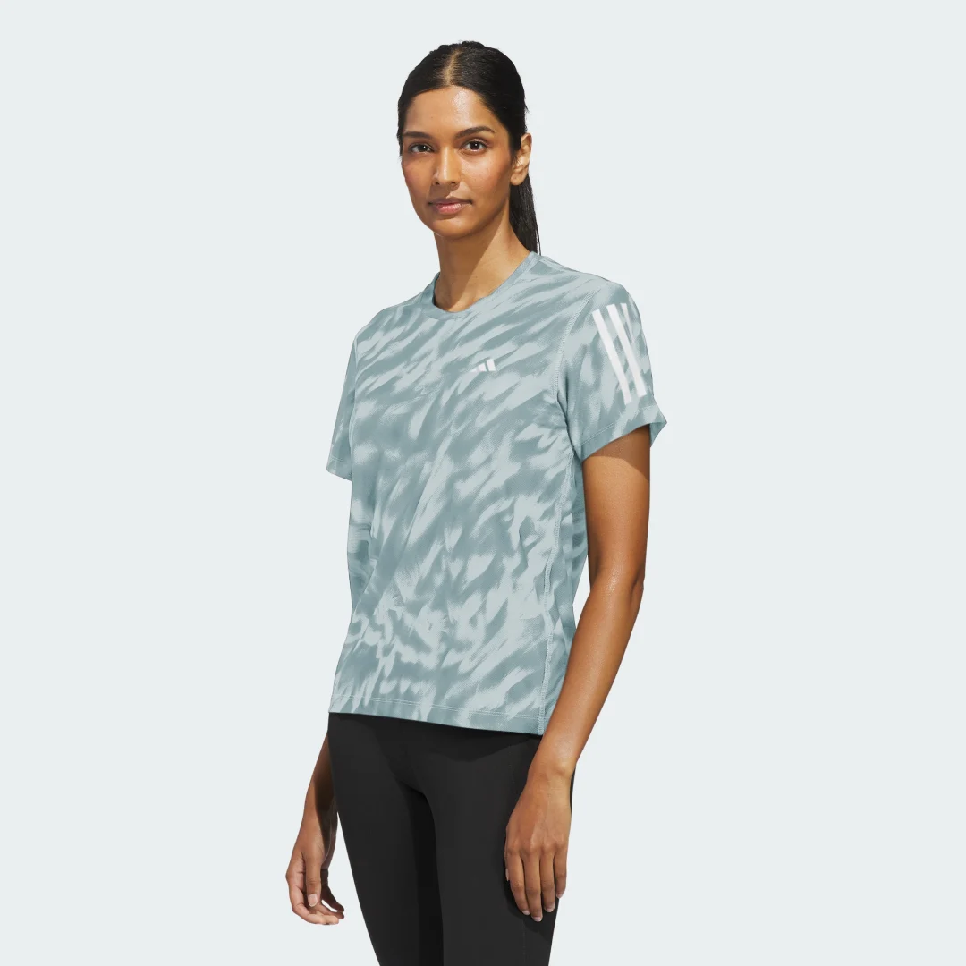 Detalle de Camiseta estampada Own The Run de Adidas — turquesa