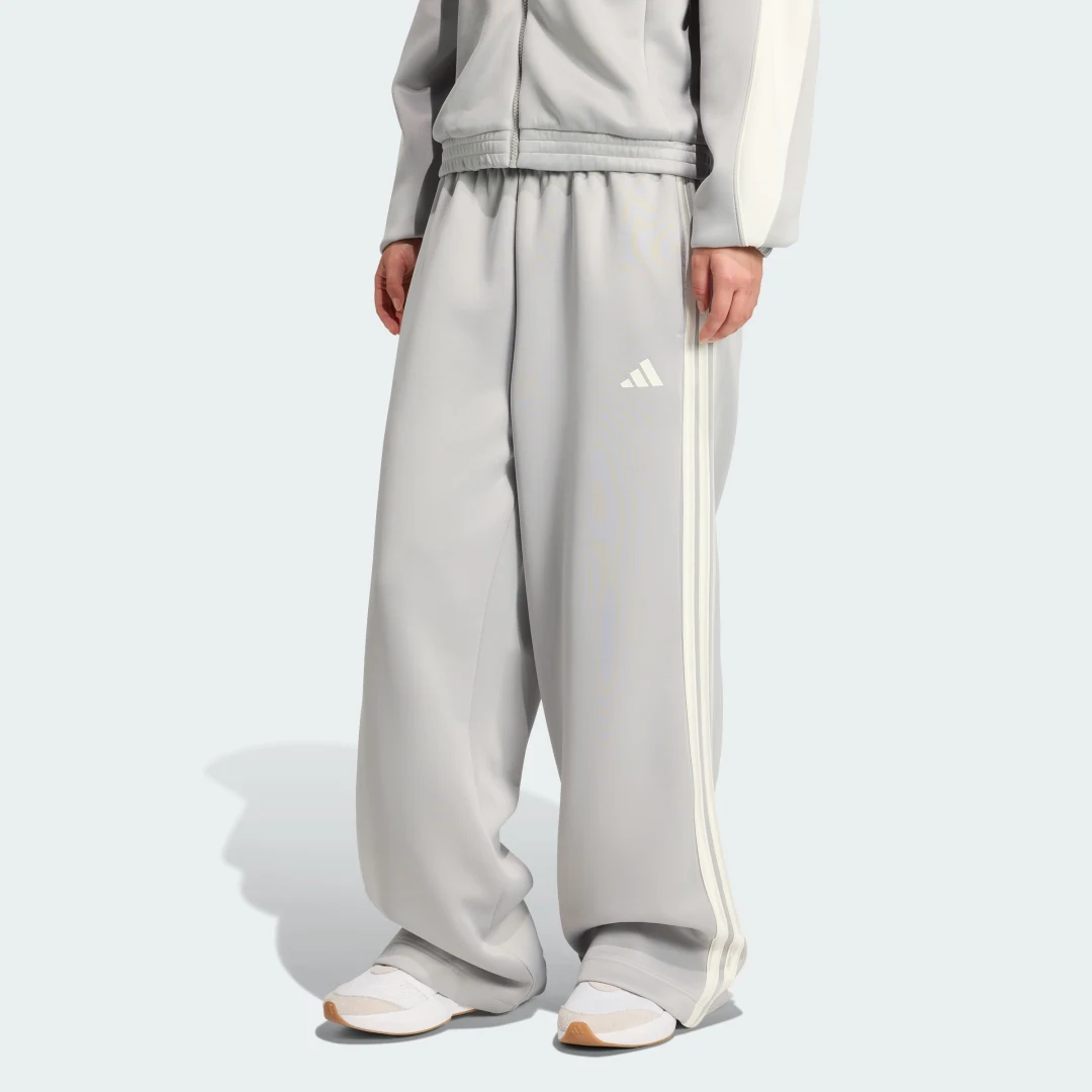 Detalle de Pantalón Stadium 3 bandas de Adidas: estilo y comodidad en gris