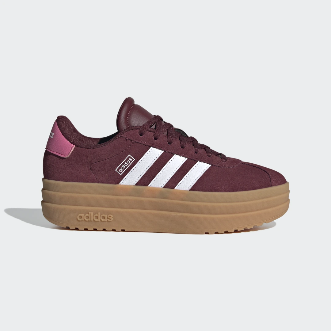 Detalle de Zapatilla VL Court Bold de Adidas, estilo Burgundy para perfil urbano