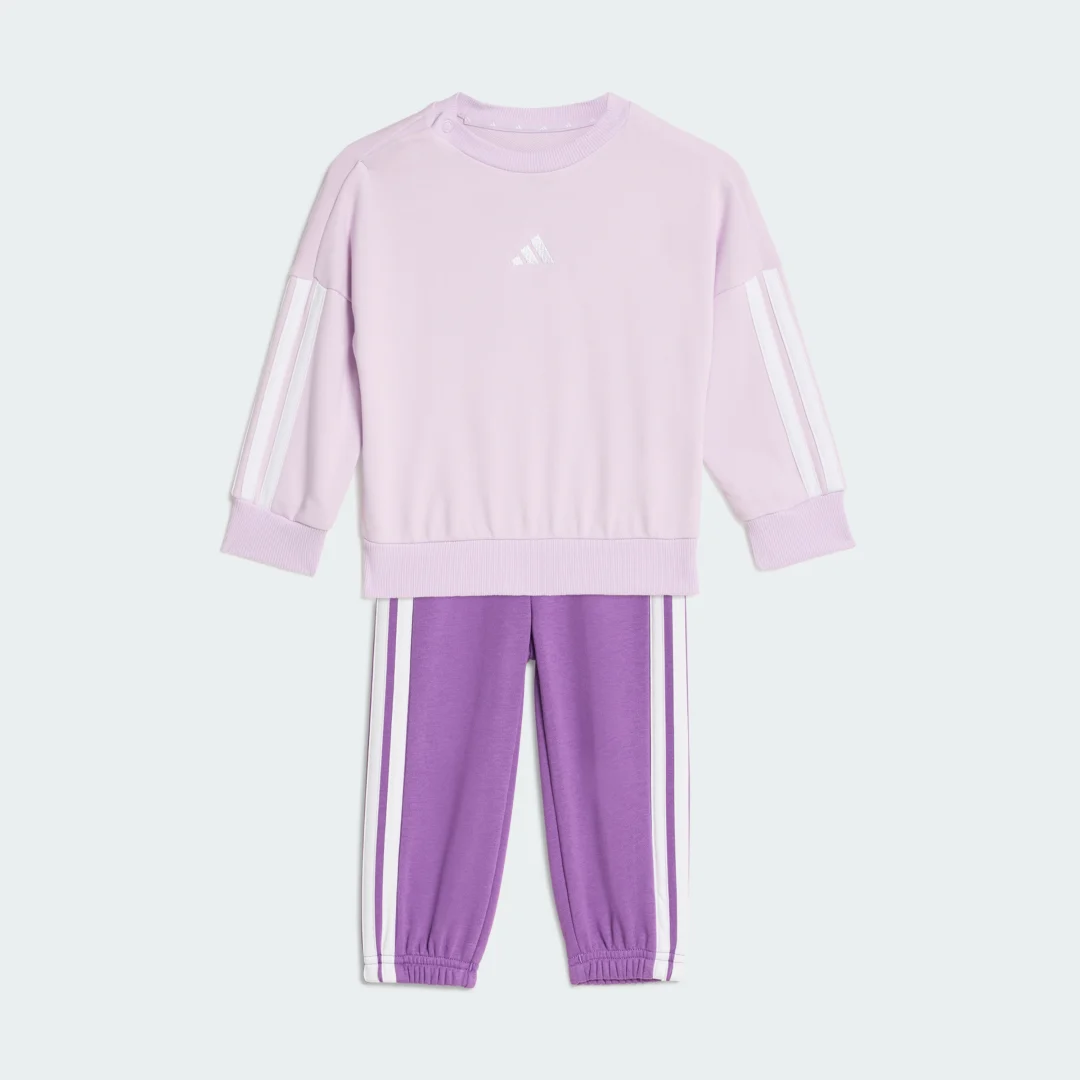 Detalle de Conjunto Essentials (Bebé) de Adidas: sudadera y pantalón en violeta