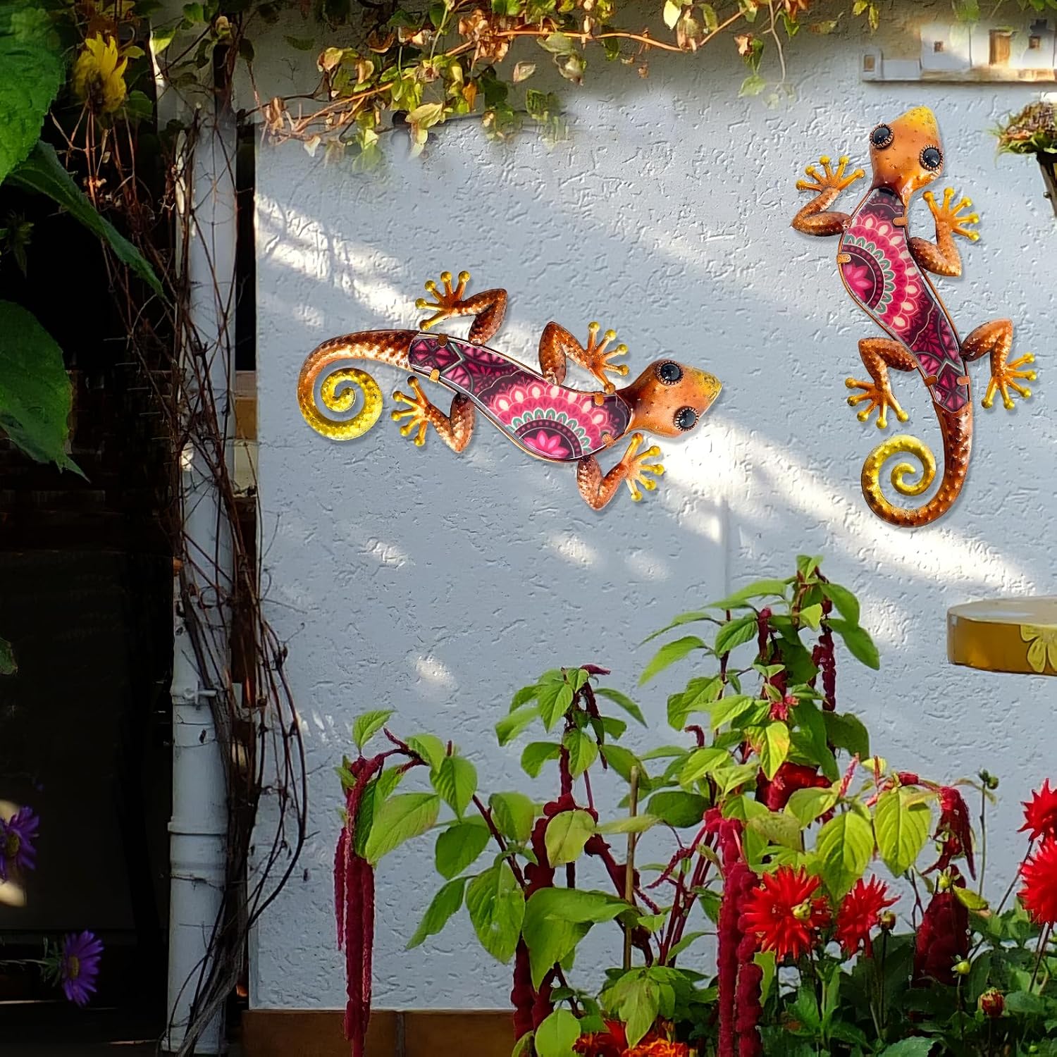 Detalle de HONGLAND Geckos Outdoor Wall Decor (2 Pieces) – Metal Lizard Wall Art for Garden, Bohemian Glass-Printed Finish