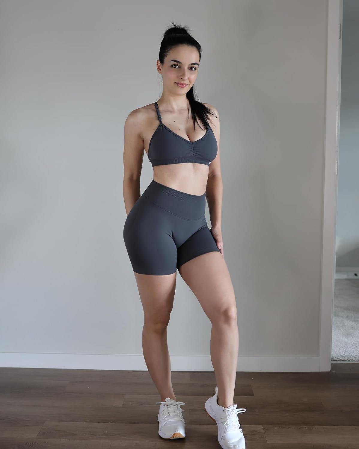 Detalle de AUROLA Influence Workout Shorts for Women – No Roll Up, Scrunch Seamless Compression