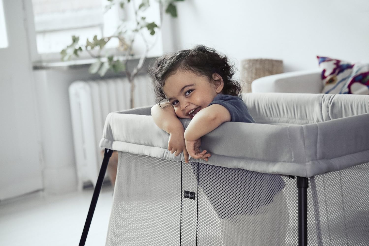 Detalle de BabyBjörn Travel Crib Light - Silver + Fitted Sheet Bundle Pack