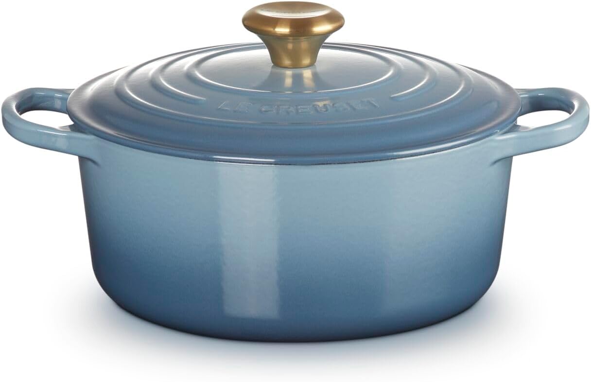 Detalle de Le Creuset Signature Gusseisen-Bräter mit Deckel Ø 24 cm (4,2 l) Rund, Chambray – für alle Herdarten inkl. Induktion