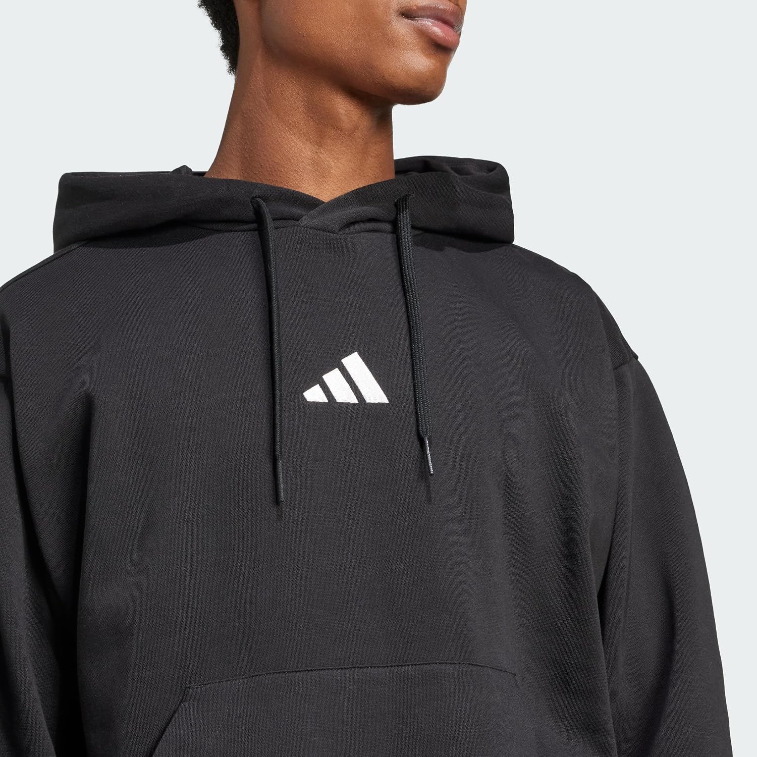 Detalle de adidas Men's Essentials Feelcozy Fleece Hoodie Sweatshirt – Black/White, Size L