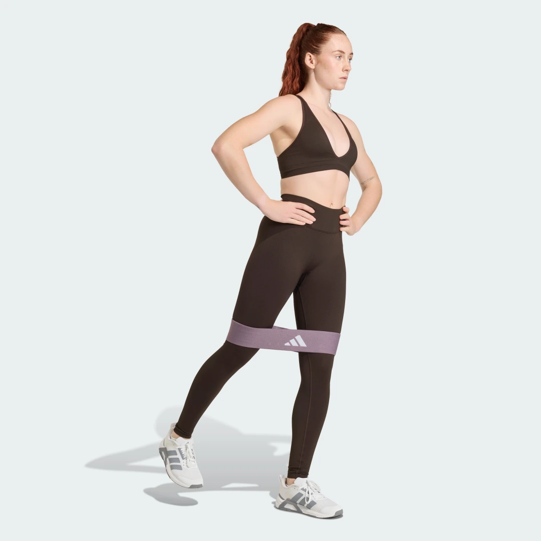 Detalle 2 de Adidas Mallas Workout Essentials Knit Scrunch 7/8 – Marrón