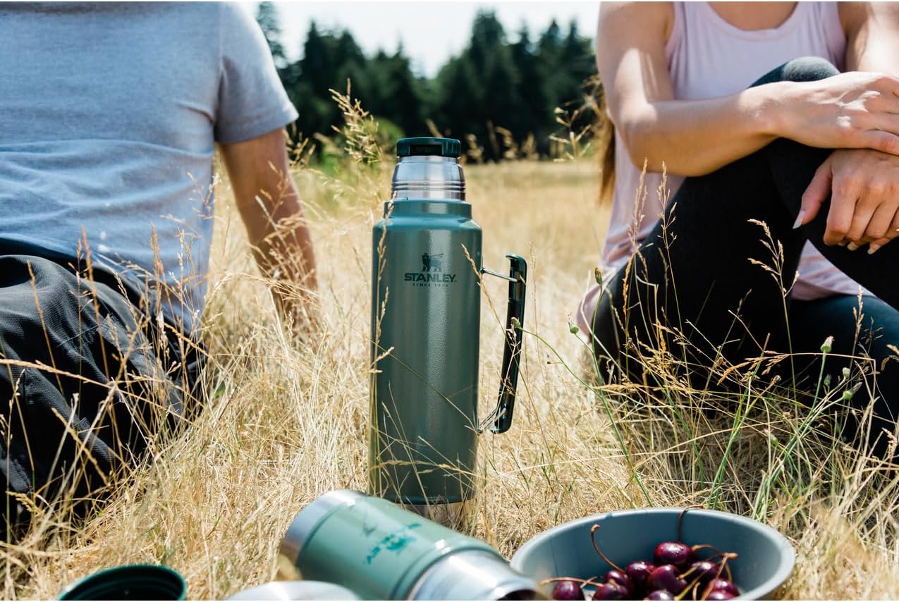 Detalle 2 de Stanley Classic Legendary Vacuum Bottle 2 qt insulated bottle 🚰