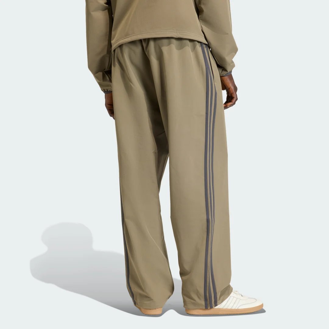 Detalle 2 de Pantalón de entrenamiento adidas Adicolor: tejido técnico en marrón