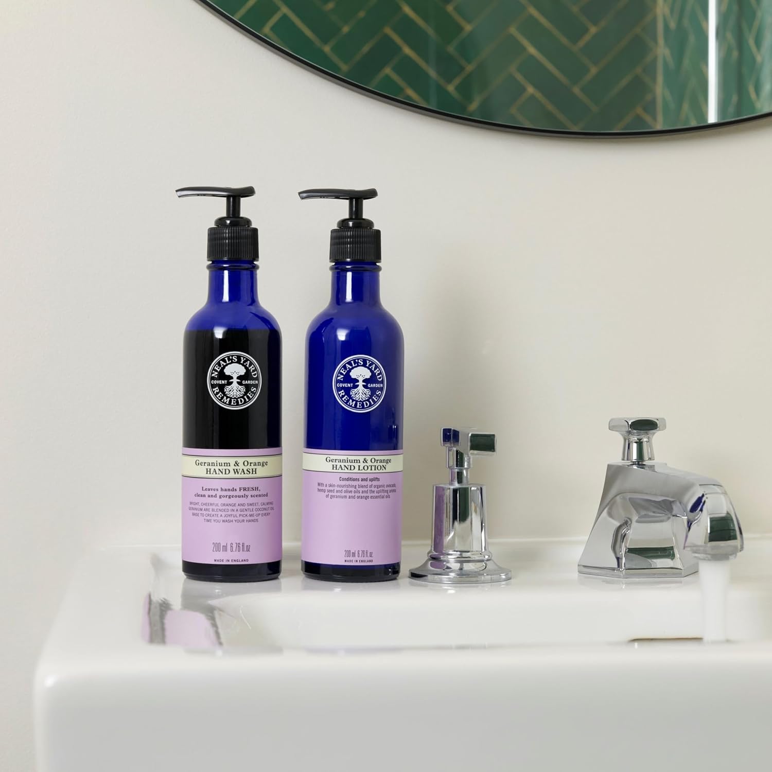 Detalle 2 de Neal's Yard Remedies Geranium & Orange Hand Lotion 200 ml
