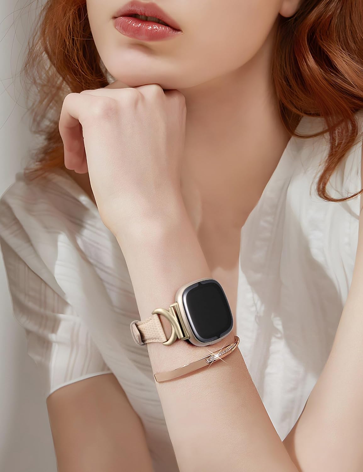 Detalle de TOYOUTHS slim leather strap with C-shaped metal buckle for Fitbit Versa 4/Versa 3/Sense 2 (women)