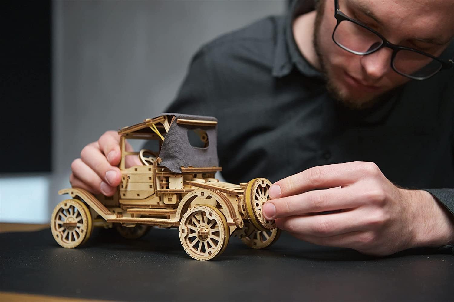 Thumbnail 3 de UGEARS Classic Model Car Kit — puzzle 3D en bois rétro avec toit pliant et moteur fonctionnel à 4 cylindres