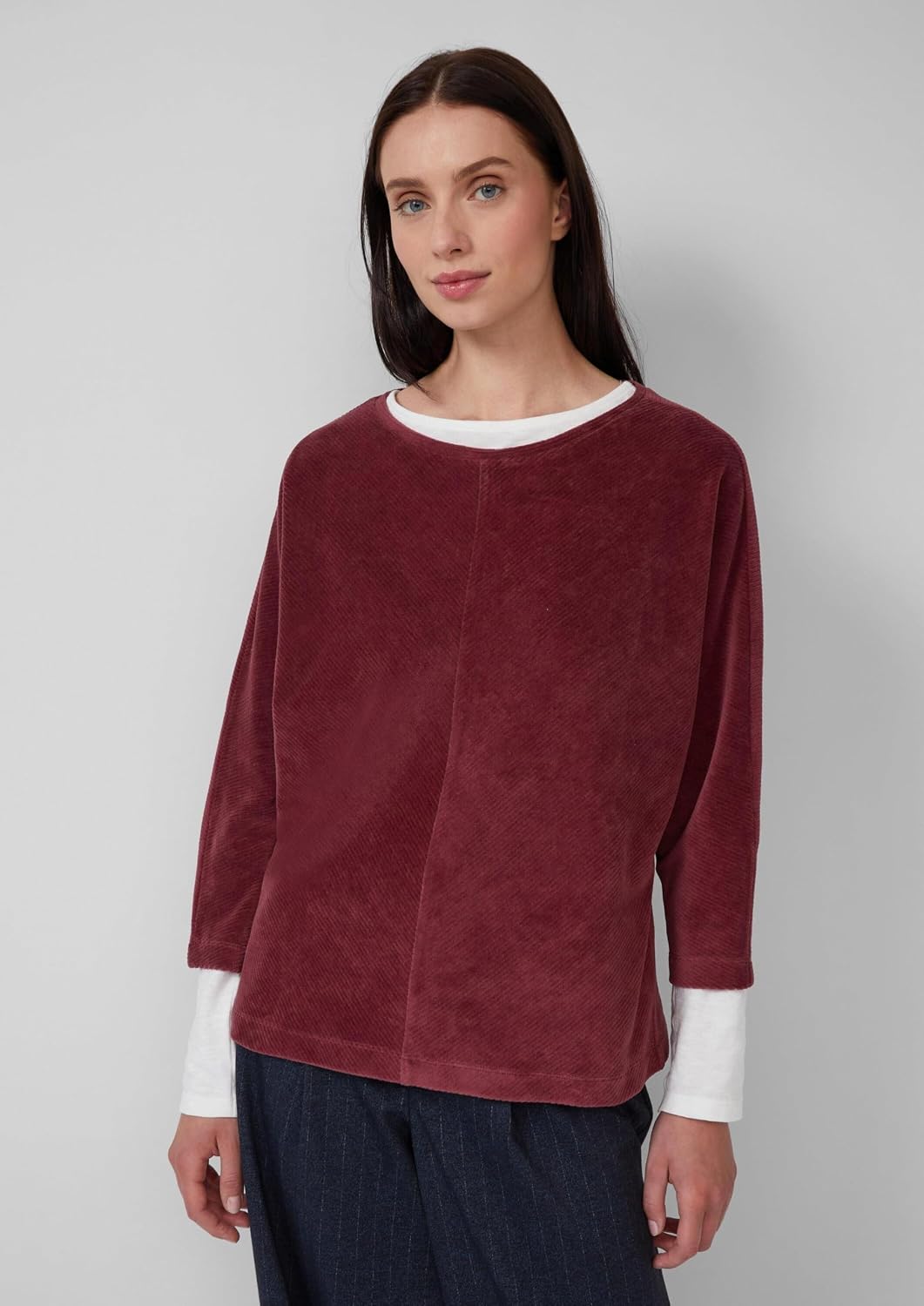 Detalle de s.Oliver Cord-Shirt mit Teilungsnaht und Fledermausärmeln – lockeres Cord-Shirt aus Baumwollmix