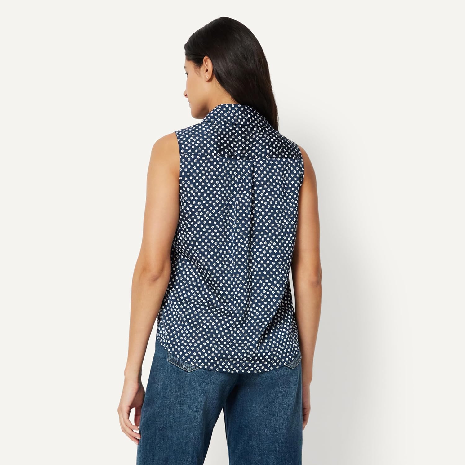 Detalle 2 de Amazon Essentials Damen Ärmellose Bluse mit Knopfleiste – Regular Fit, Satin