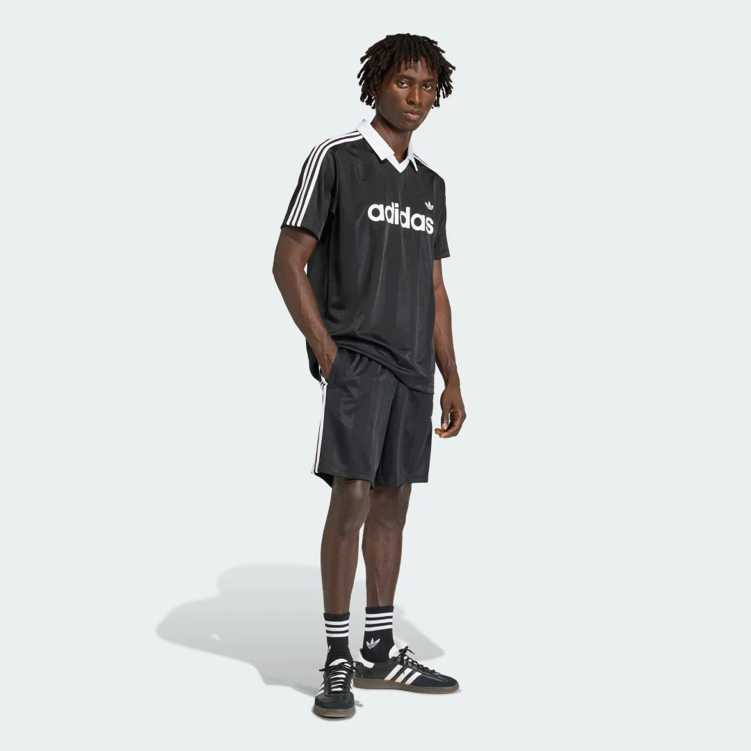 Detalle de Camiseta técnica con cuello Archive Adidas negra