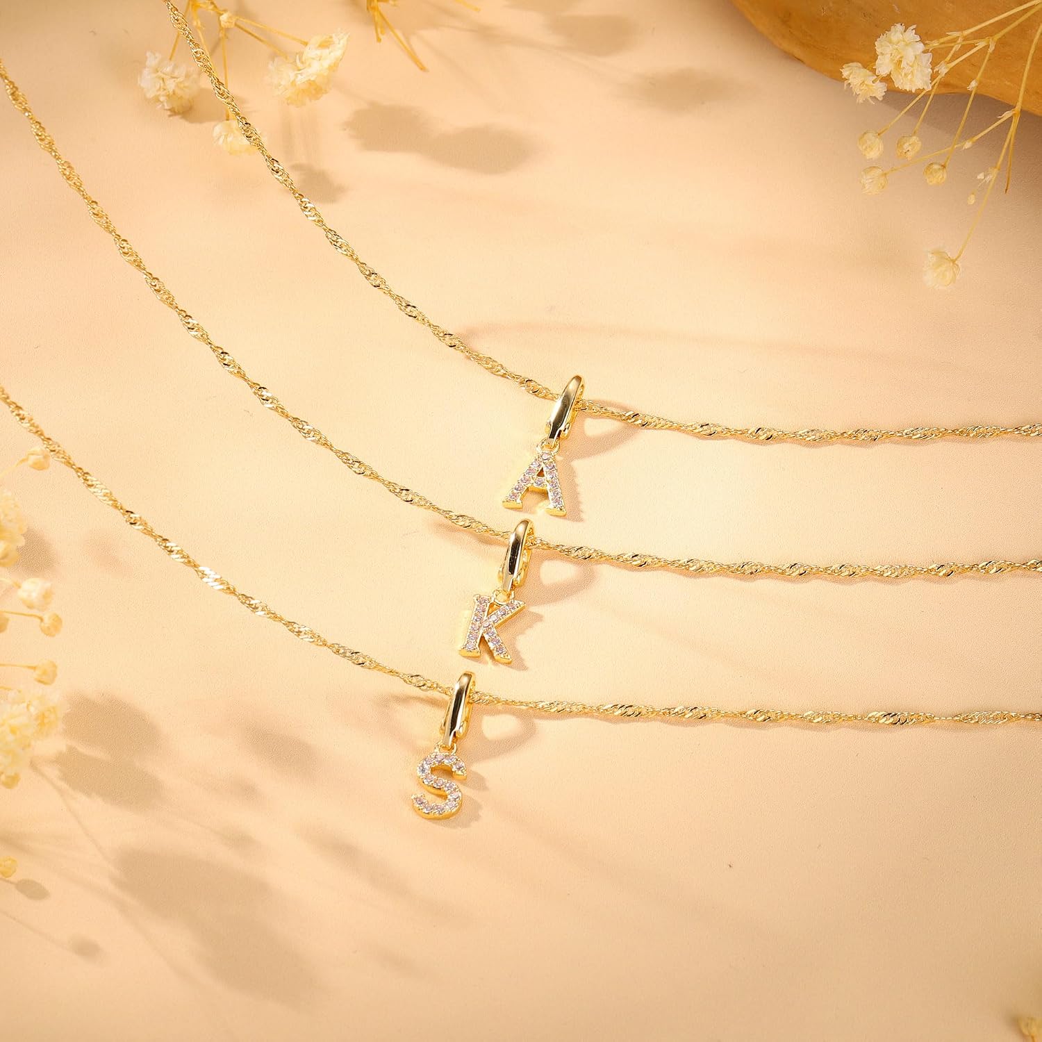 Detalle de TINGN Gold Kette mit Buchstaben (A–Z) – 14 Karat vergoldete gedrehte Panzerkette mit Zirkon-Anhängern