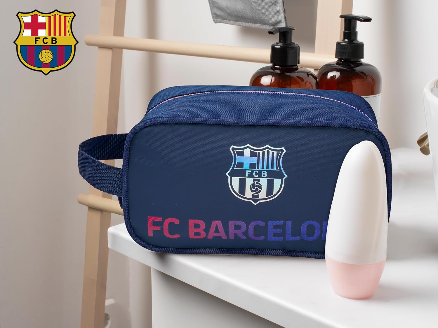 Detalle 2 de CYPBRANDS PT93-02BC FC Barcelona etui van polyester met holografische print