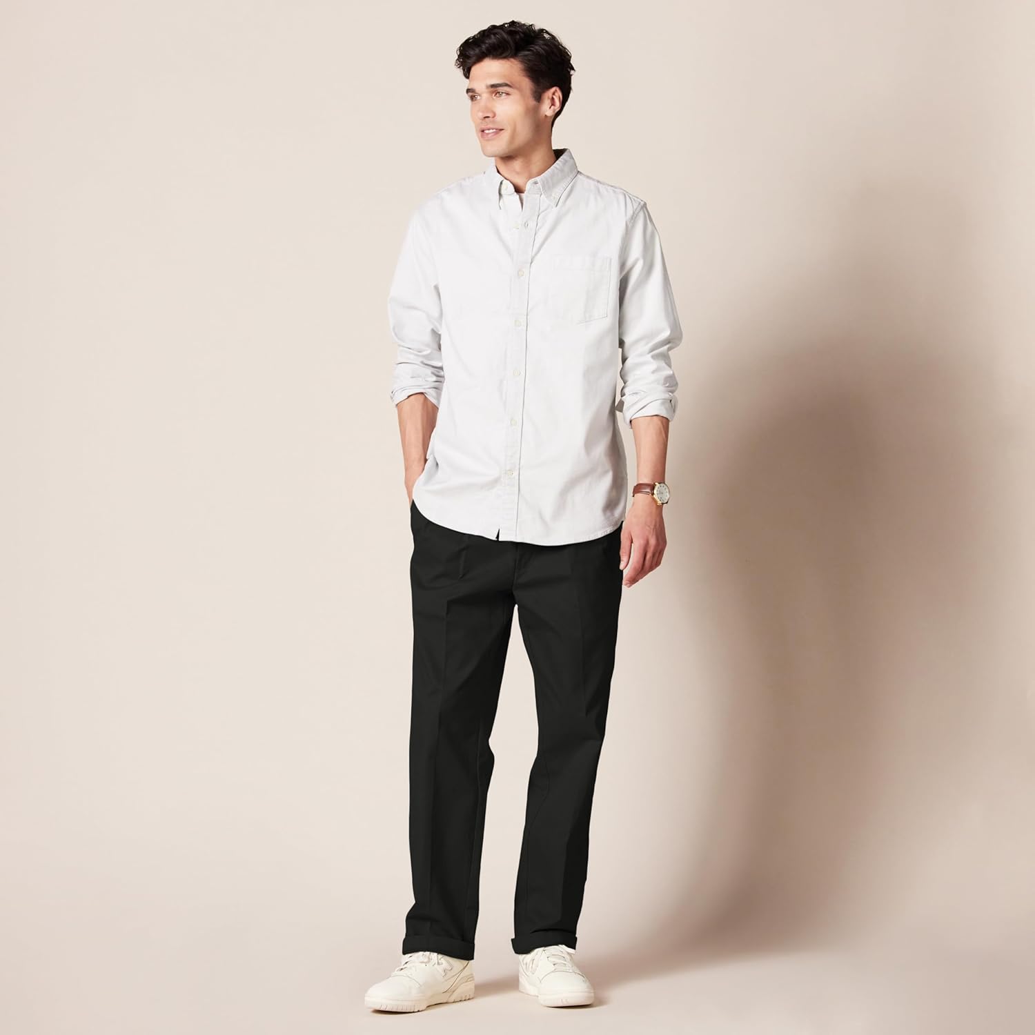 Thumbnail 4 de Amazon Essentials Men’s Classic-Fit Wrinkle-Resistant Pleated Chino Trousers (Big & Tall available)