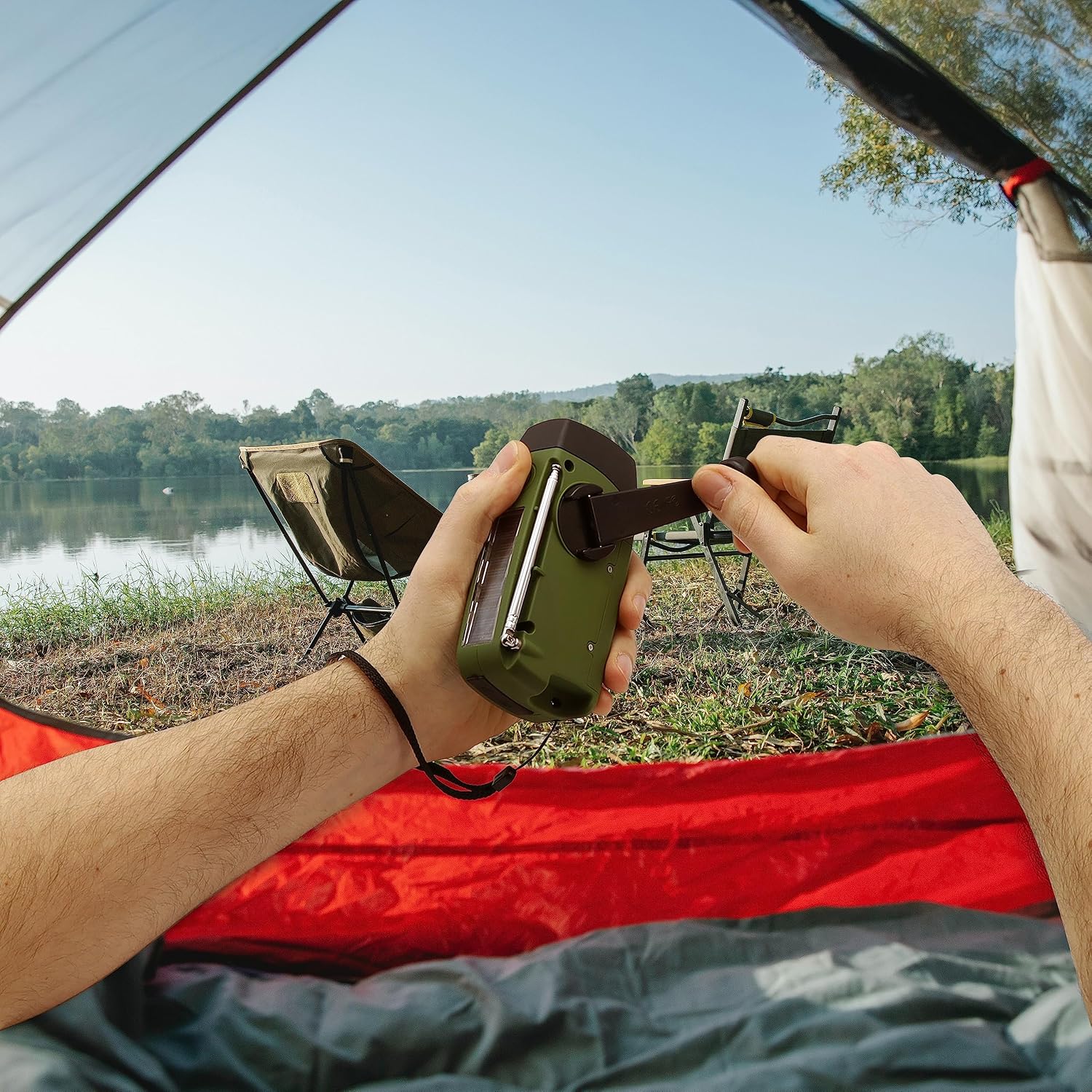 Detalle 2 de Metronic 477216 Petite Radio FM Solaire Portable – 2000mAh, SOS et LED pour Camping