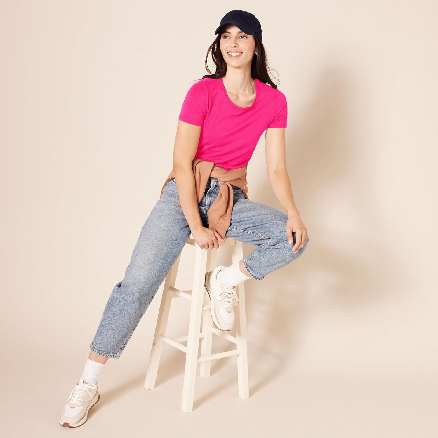 Thumbnail 4 de Amazon Essentials Damen Kurzarm-T-Shirt Regular-Fit – Rundhals/V-Ausschnitt, Multi-Pack