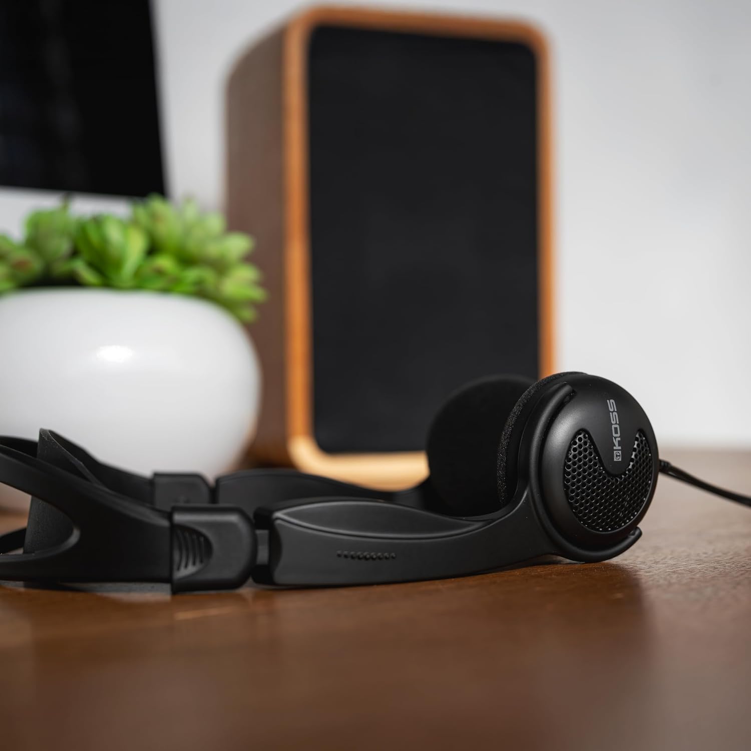 Detalle de KOSS KTXPro1 Black オンイヤーヘッドホン、90年代スタイル・チタンコーティングドライバー・音量調節