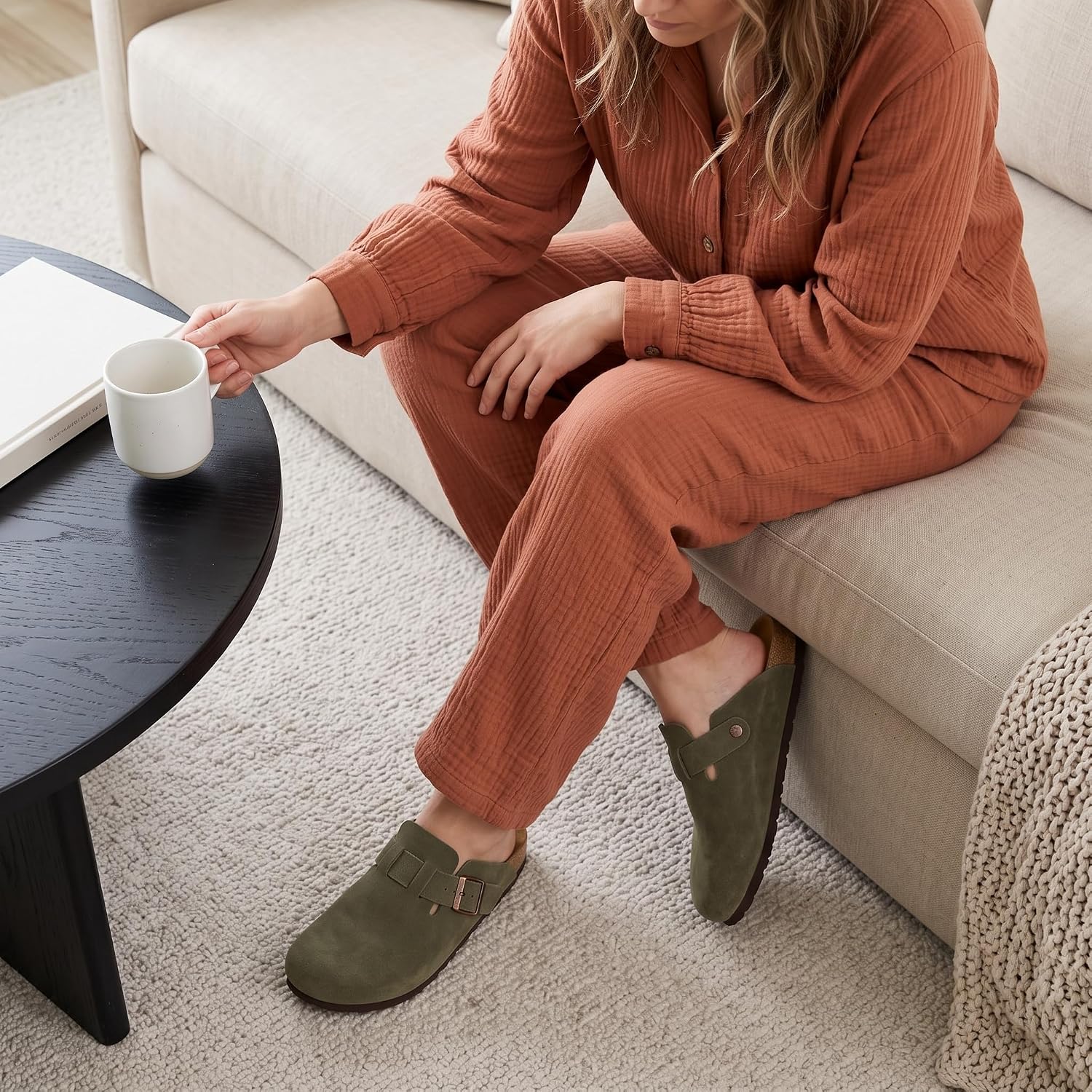 Thumbnail 6 de CUSHIONAIRE Hana suede leather clog slip-on 👡