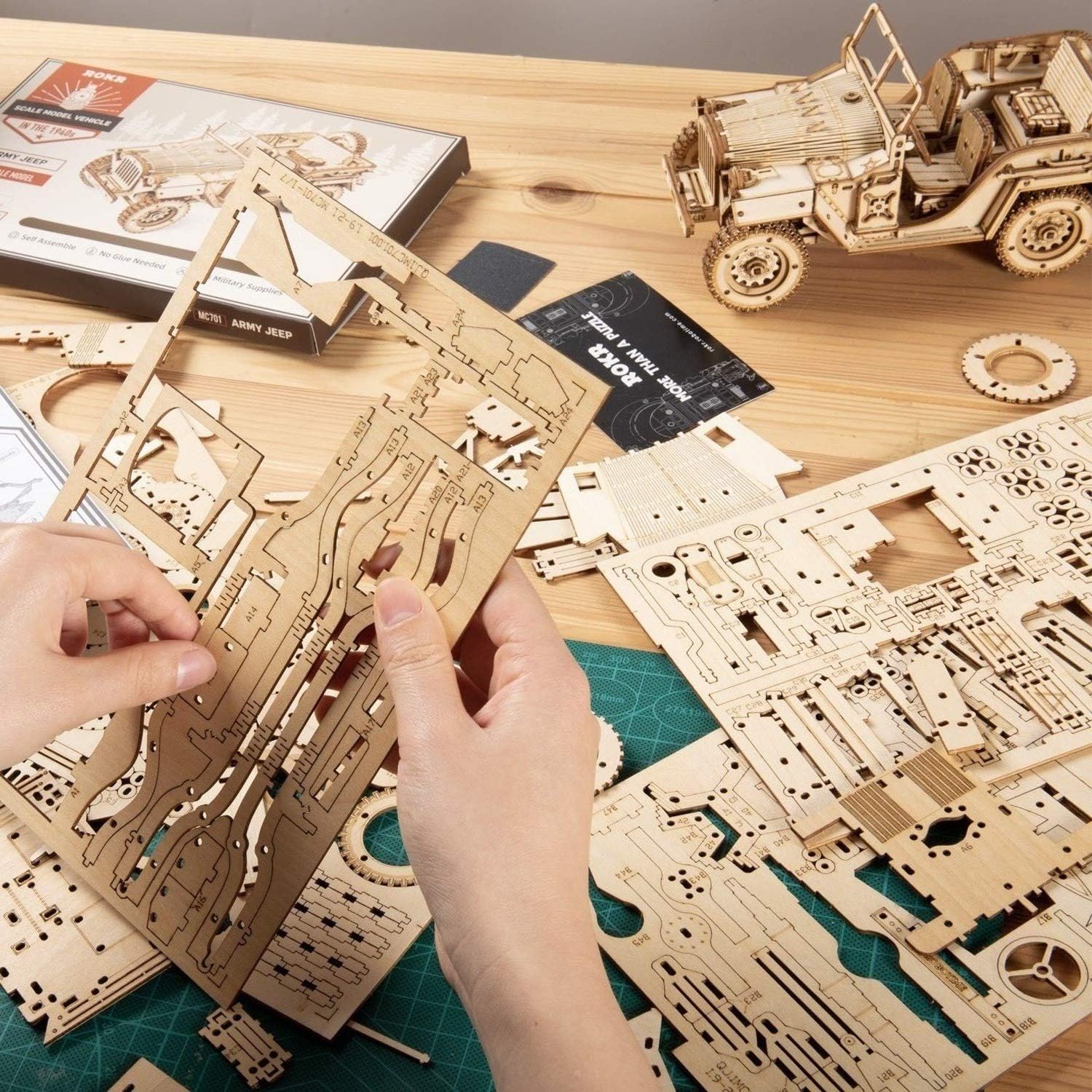Thumbnail 4 de ROKR Car en bois à construire 3D – Puzzle maquette mécanique en contreplaqué découpé au laser